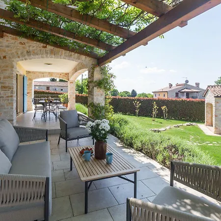 펜션 Mediterrane Steinvilla Mit Beheiztem Privatpool, Aromatischen Mittelmeerpflanzen