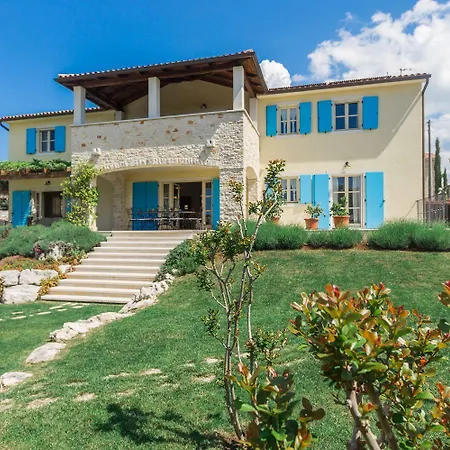 Mediterrane Steinvilla Mit Beheiztem Privatpool, Aromatischen Mittelmeerpflanzen Rakovci
