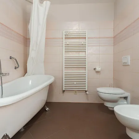 Mediterrane Steinvilla Mit Beheiztem Privatpool, Aromatischen Mittelmeerpflanzen Rakovci