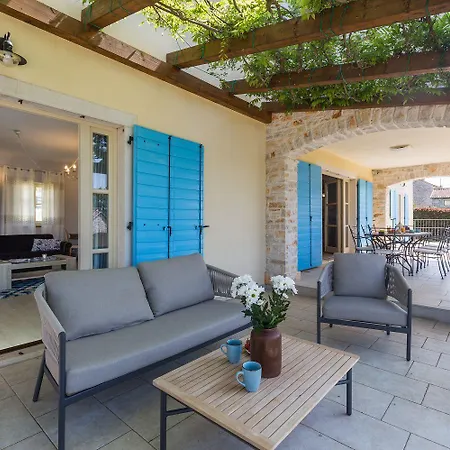 Mediterrane Steinvilla Mit Beheiztem Privatpool, Aromatischen Mittelmeerpflanzen *