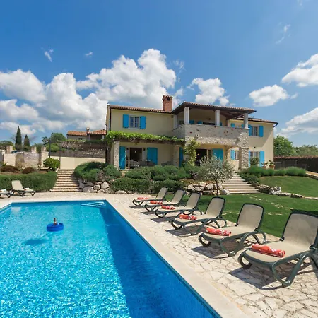 펜션 Mediterrane Steinvilla Mit Beheiztem Privatpool, Aromatischen Mittelmeerpflanzen