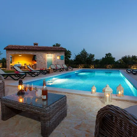 Mediterrane Steinvilla Mit Beheiztem Privatpool, Aromatischen Mittelmeerpflanzen Rakovci